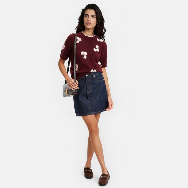 Πλεκτή μπλούζα με στρογγυλή λαιμόκοψη, κοντά μανίκια και κεντημένα λουλούδια