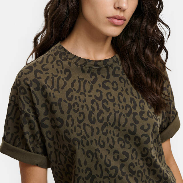 Κοντομάνικο T-shirt με στρογγυλή λαιμόκοψη και λεοπάρ τύπωμα