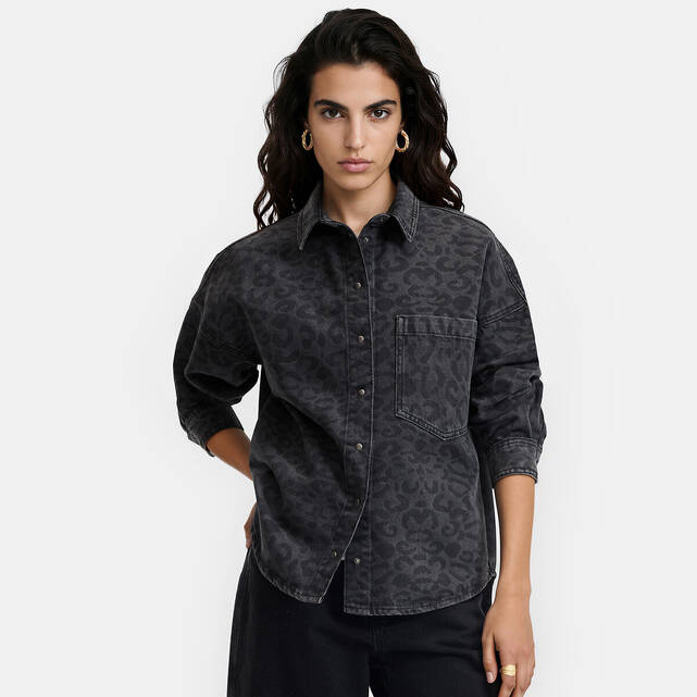Oversize τζιν πουκάμισο με λεοπάρ τύπωμα