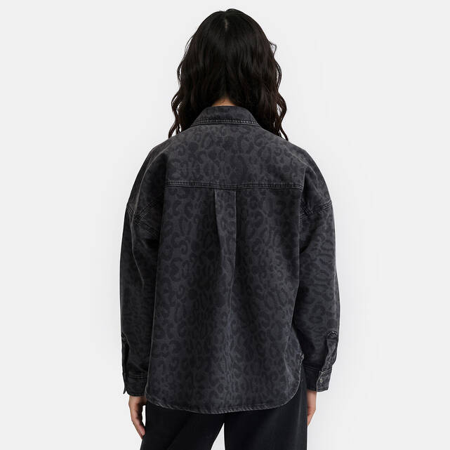 Oversize τζιν πουκάμισο με λεοπάρ τύπωμα