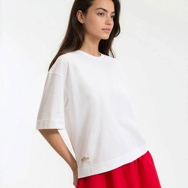 Φαρδύ βαμβακερό T-shirt με στρογγυλή λαιμόκοψη και κοντά μανίκια