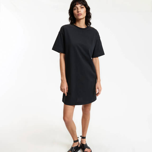 Κοντό φόρεμα t-shirt με κουμπιά στους ώμους