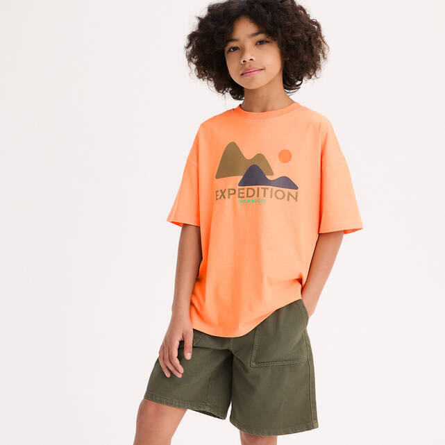 Oversize T-shirt με στρογγυλή λαιμόκοψη, κοντά μανίκια και στάμπα μπροστά