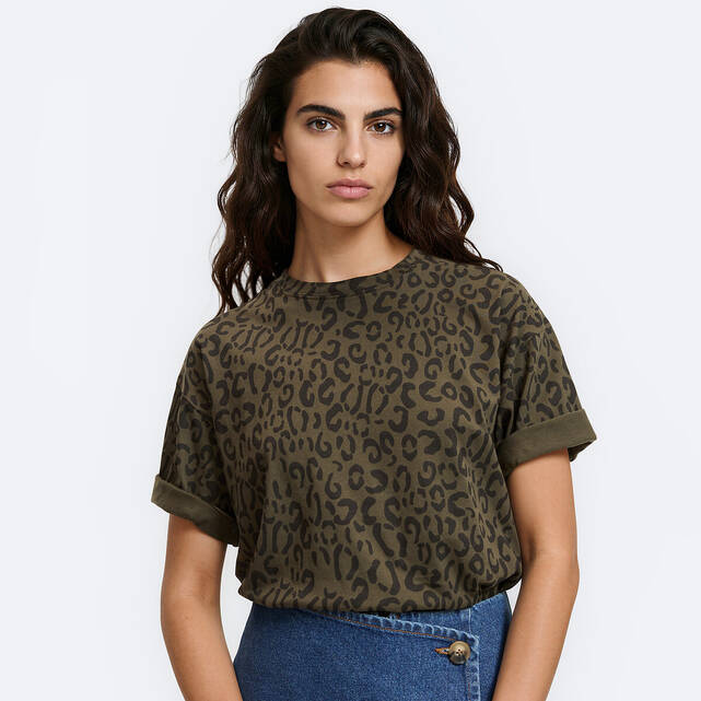 Κοντομάνικο T-shirt με στρογγυλή λαιμόκοψη και λεοπάρ τύπωμα